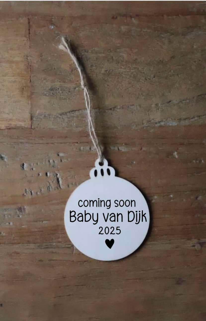 Houten kerstbal 'coming soon baby'