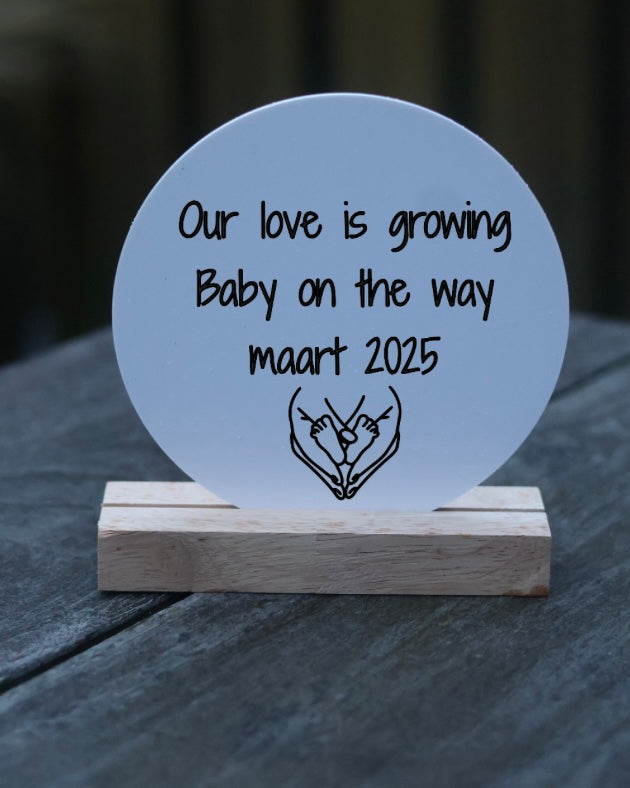 Houten kistje 'zwangerschaps aankondiging our love is growing'