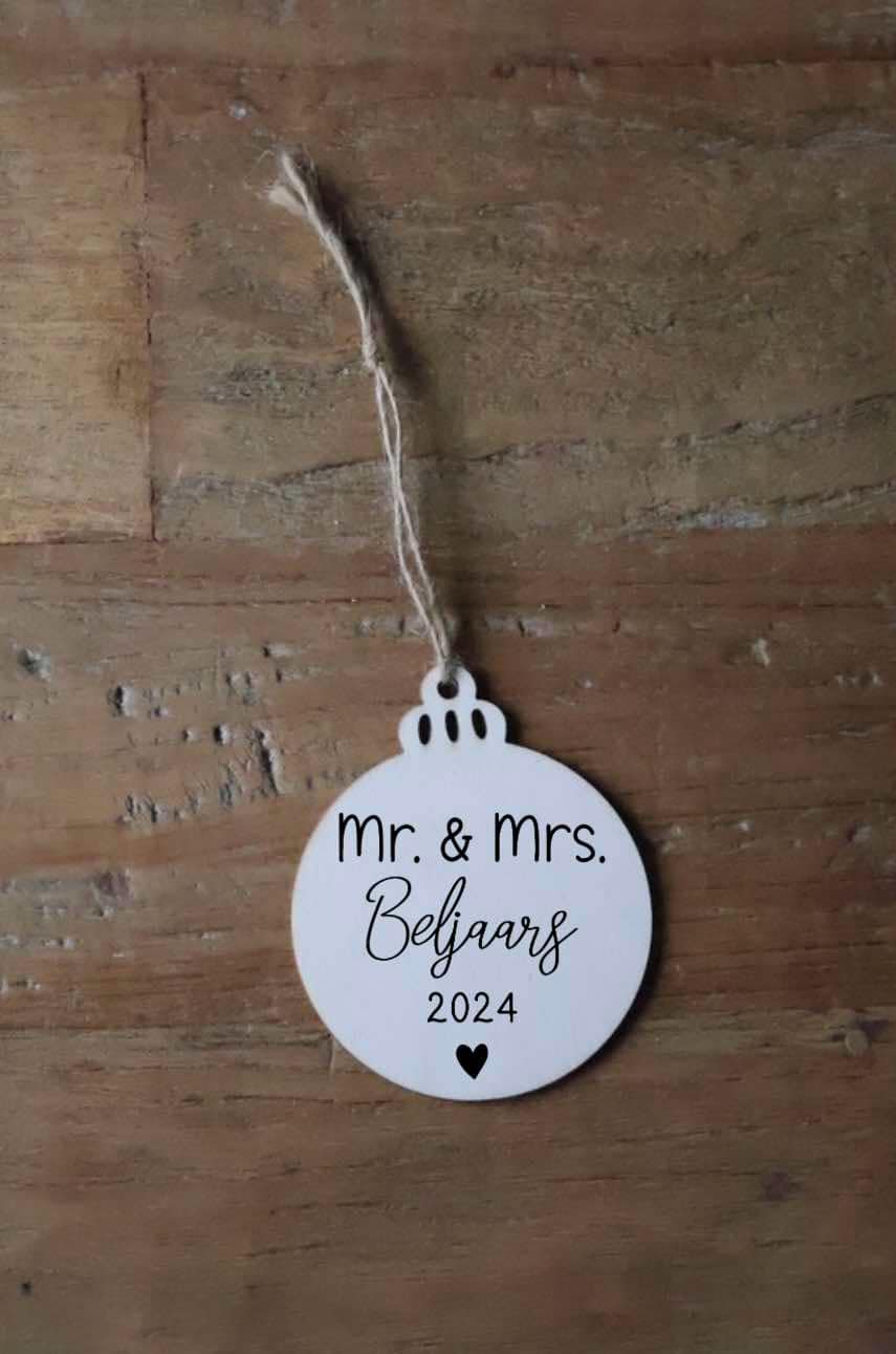 Houten kerstbal 'mr&mrs'