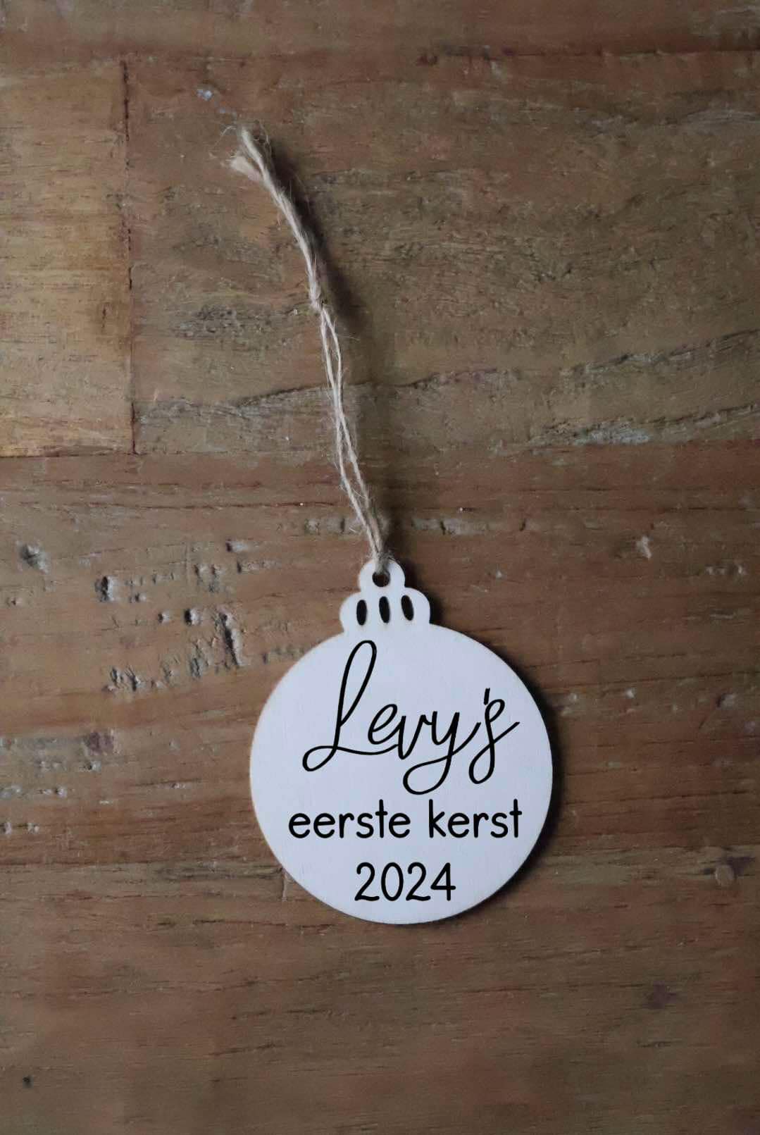 Houten kerstbal 'naam eerste kerst'