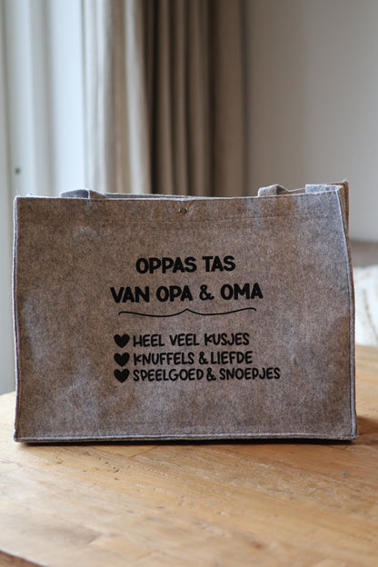 De oppas tas van oma en opa donker grijs