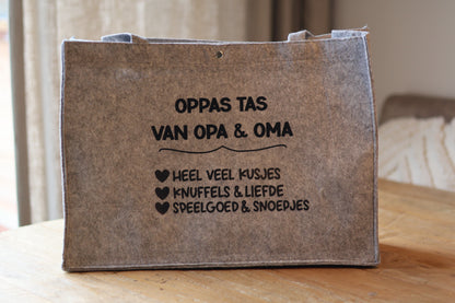 De oppas tas van oma en opa donker grijs