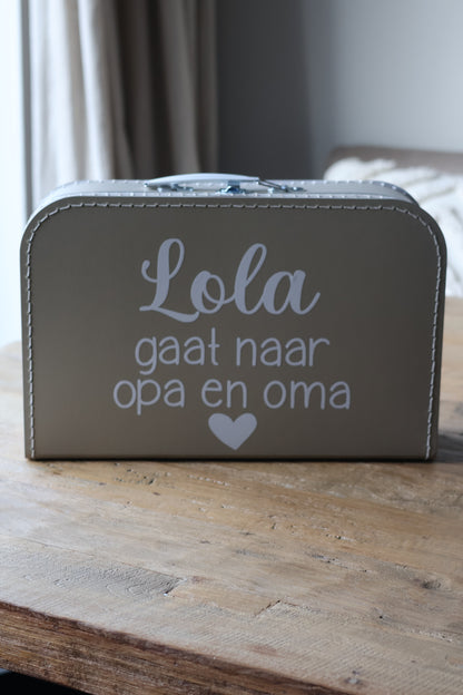 Taupe koffertje 'naam gaat logeren bij opa en oma'