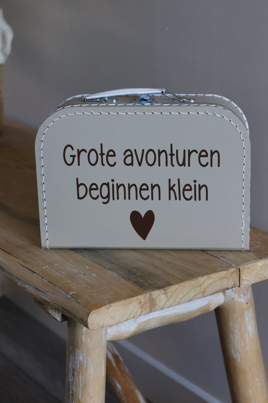 Taupe koffertje 'grote avonturen beginnen klein'
